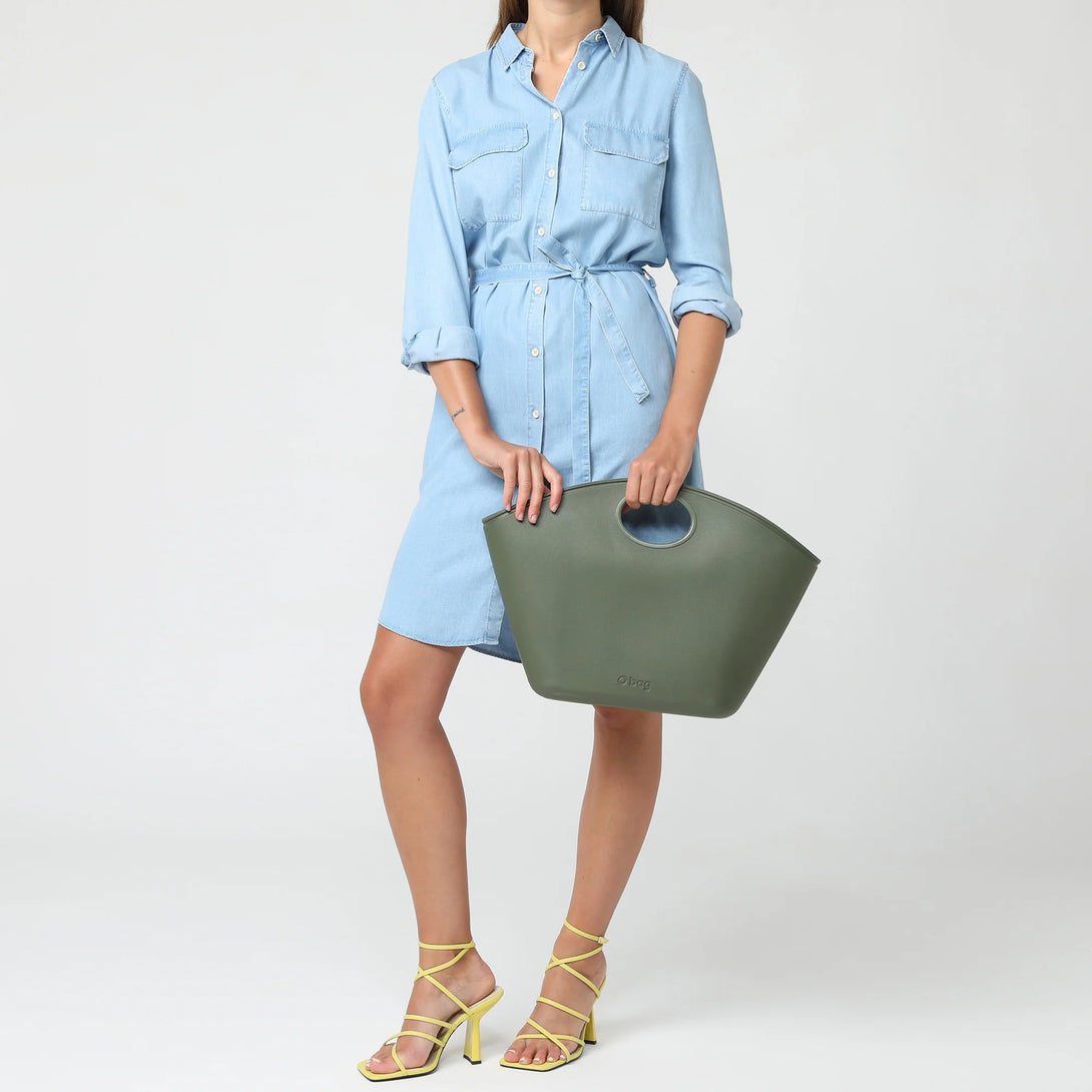 O bag Sharm verde kaki, geanta dama, purtata cu rochie albastra, stil modern si versatil.