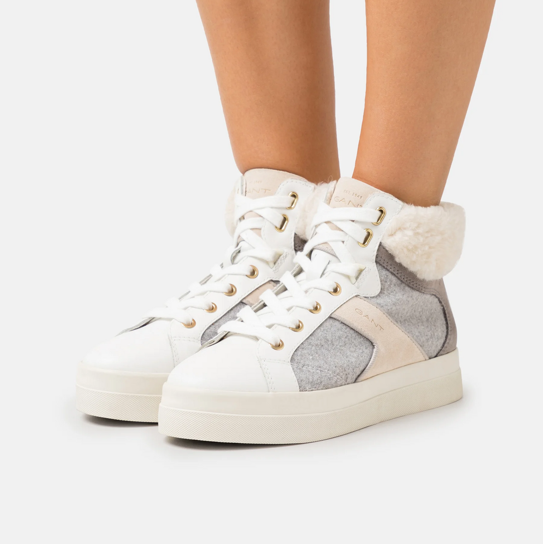 GANT Sneakers Avona Beige with soft faux fur and smooth leather design, perfect for stylish comfort.