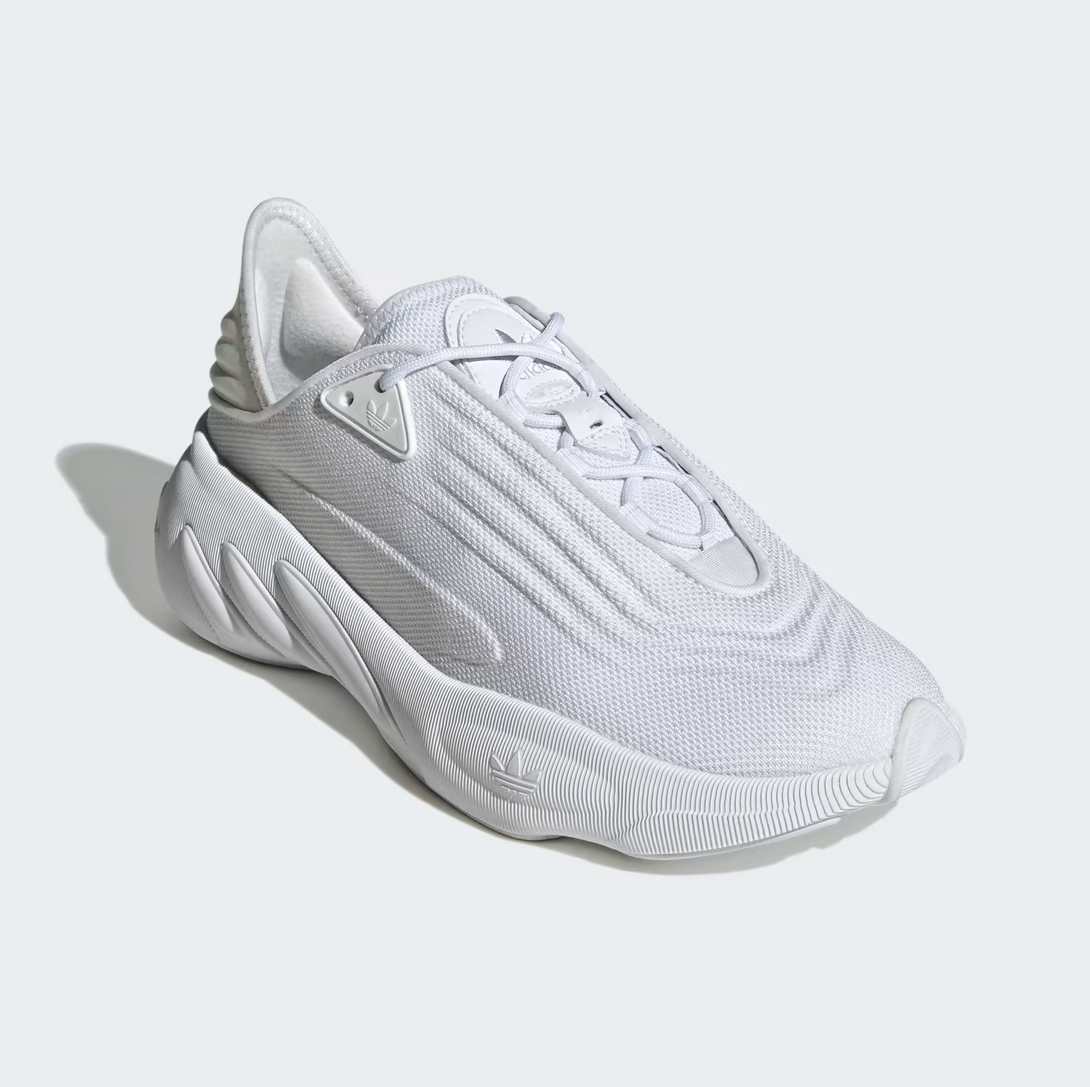 Adidas ADIFOM SLTN unisex alb sneaker cu design inspirat din anii '90, din material ușor și confortabil.