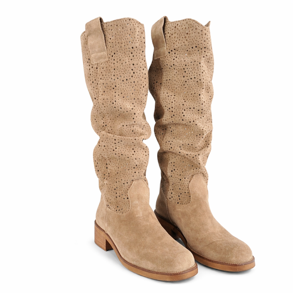 Cizme dama piele intoarsa perforate vara, model cu inaltime gheata de 42 cm, culoare maro, colectia Primavara 2026.