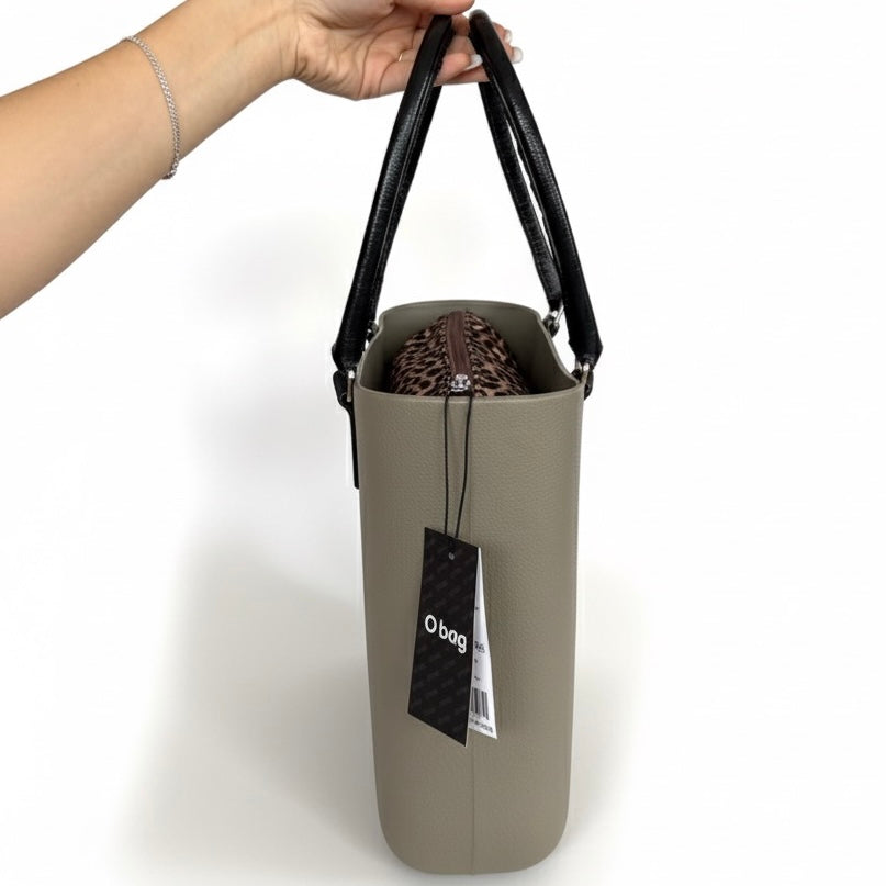O bag, Geanta de mană pentru dama cu manere detașabile, gri, prezentată din lateral, cu interior colorat.