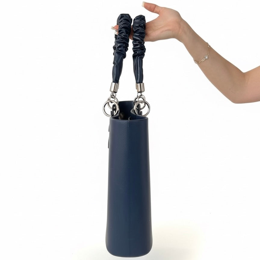 Obag bleumarin cu manere detașabile, perfectă pentru vara 2025, din material durabil și impermeabil.