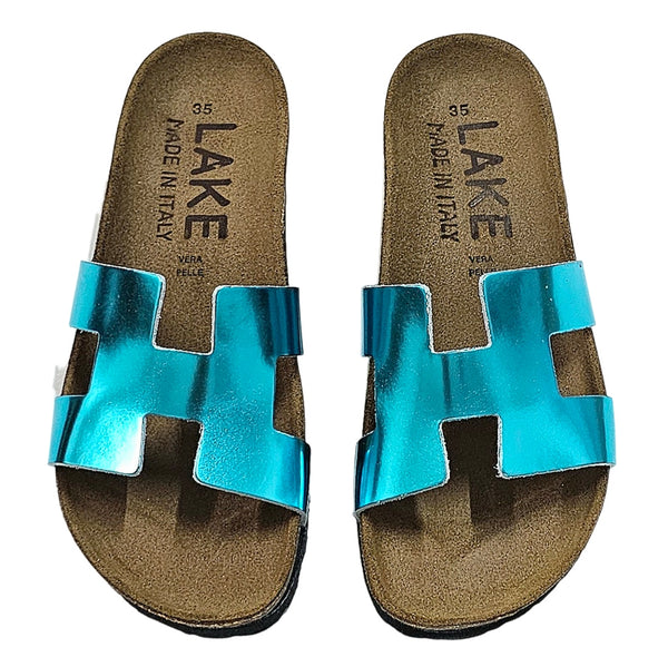 Papuci dama din piele naturala, bleu sidef, conferind un look elegant. Inaltime talpa: 3.5 cm. Made in Italy.